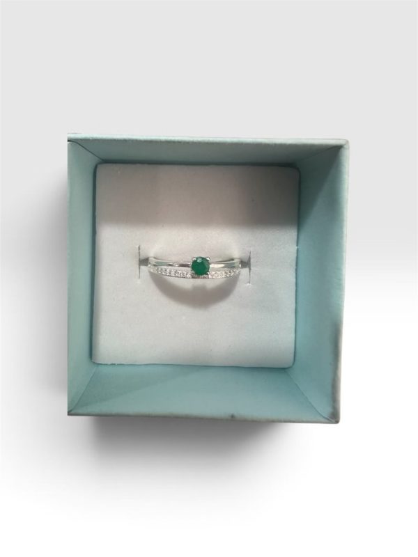ANILLO CON ESMERALDA NATURAL
