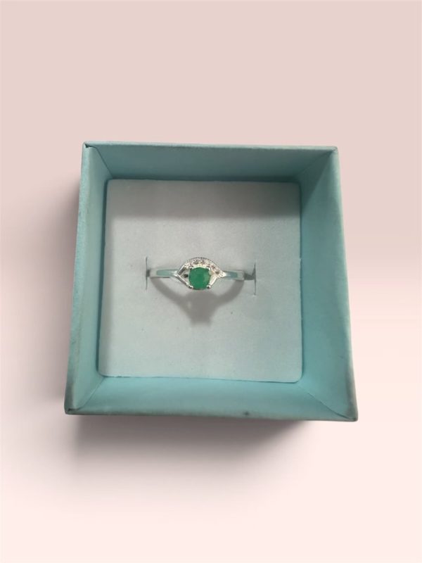 ANILLO REINA CON ESMERALDA