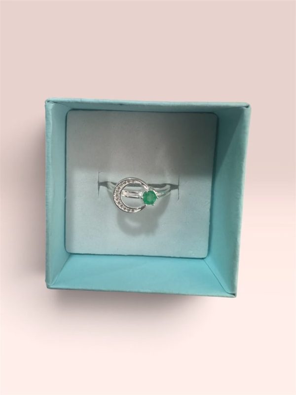 ANILLO LUNA CON ESMERALDA NATURAL
